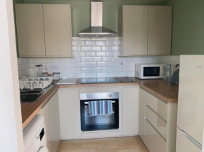 Beautiful Central 2 bedroom Apt FREE PARKING